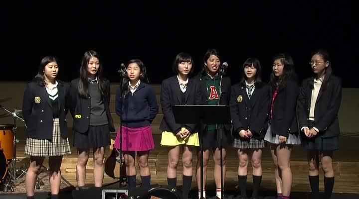 日本交换学生在集会上唱歌